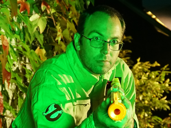 Markus Hippert verkleidet als Ghostbuster mit grünem Licht